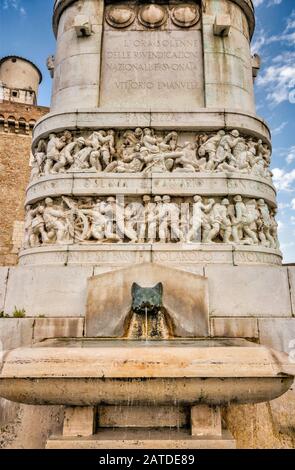 Plus de sculptures à la tuyère d'eau Monumento ai Caduti (Monument de la Première Guerre mondiale), construit en 1929, dans la région de Bénévent, Campanie, Italie Banque D'Images