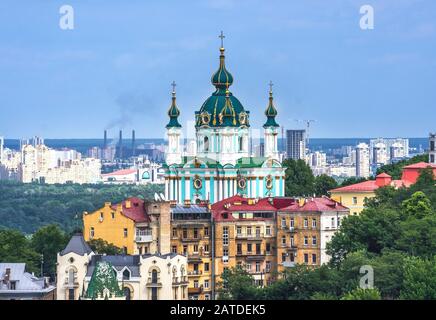 Vue aérienne sur l'église Saint-Andrew et la rue Andreevska d'en haut, paysage urbain du quartier de Podol, ville de Kiev (Kiev), Ukraine Banque D'Images