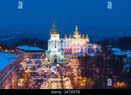 Vue aérienne nocturne de Noël Kiev. Kiev. Monastère et cathédrale de Saint-Michel, le Golden-Domed, le soir de Noël Banque D'Images