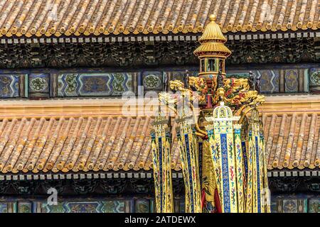 Poste avec statue dorée de tête de dragon et des poteaux d'or à l'intérieur du territoire de la Cité Interdite à Beijing dans la capitale de la Chine Banque D'Images