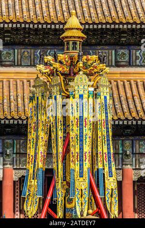 Poste avec statue dorée de tête de dragon et des poteaux d'or à l'intérieur du territoire de la Cité Interdite à Beijing dans la capitale de la Chine Banque D'Images