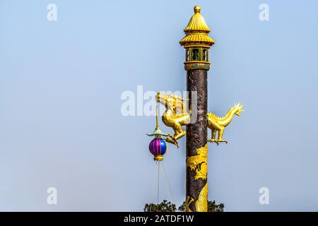 Poste avec statue dorée de tête de dragon et des poteaux d'or à l'intérieur du territoire de la Cité Interdite à Beijing dans la capitale de la Chine Banque D'Images