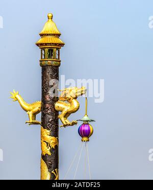 Poste avec statue dorée de tête de dragon et des poteaux d'or à l'intérieur du territoire de la Cité Interdite à Beijing dans la capitale de la Chine Banque D'Images