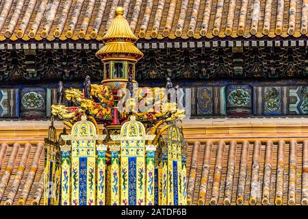 Poste avec statue dorée de tête de dragon et des poteaux d'or à l'intérieur du territoire de la Cité Interdite à Beijing dans la capitale de la Chine Banque D'Images