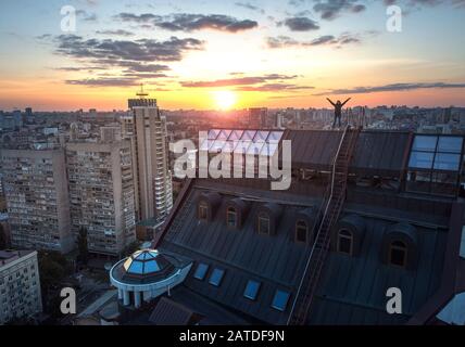 Femme sur le toit de la ville de Kiev. Vue sur le coucher du soleil de la ville de Kiev avec modèle Banque D'Images