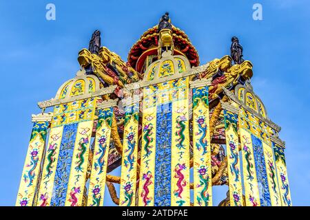 Poste avec statue dorée de tête de dragon et des poteaux d'or à l'intérieur du territoire de la Cité Interdite à Beijing dans la capitale de la Chine Banque D'Images