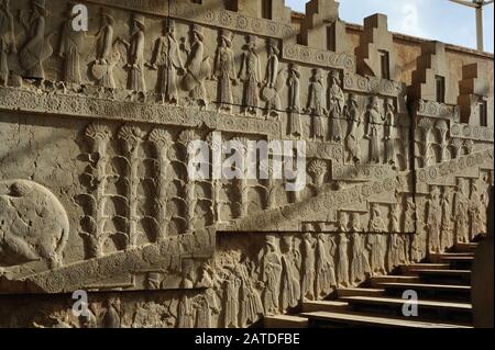 Achaemenid bas relief sculptures sur les panneaux latéraux de l'escalier vers le château de Persepolis site classé au patrimoine mondial de l'UNESCO près de Shiraz, Iran. Banque D'Images