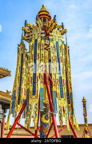 Poste avec statue dorée de tête de dragon et des poteaux d'or à l'intérieur du territoire de la Cité Interdite à Beijing dans la capitale de la Chine Banque D'Images