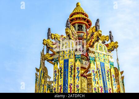 Poste avec statue dorée de tête de dragon et des poteaux d'or à l'intérieur du territoire de la Cité Interdite à Beijing dans la capitale de la Chine Banque D'Images