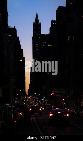 Vue sur le coucher du soleil sur Broadway Street depuis Soho, New York. Banque D'Images