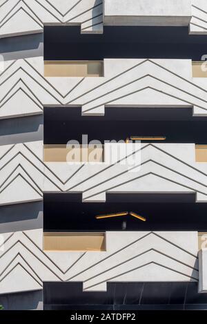 Les lignes en zigzag font partie d'un design décoratif peint à l'extérieur de ce qui serait autrement un ennuyeux parking intérieur de la ville à Melbourne, en Australie Banque D'Images