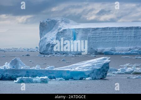 Naviguer parmi d'énormes icebergs, y compris le plus grand jamais B-15, calé de la plate-forme de glace Ross de l'Antarctique, Banque D'Images