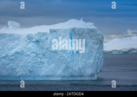 Naviguer parmi d'énormes icebergs, y compris le plus grand jamais B-15, calé de la plate-forme de glace Ross de l'Antarctique, Banque D'Images