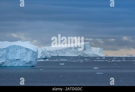 Naviguer parmi d'énormes icebergs, y compris le plus grand jamais B-15, calé de la plate-forme de glace Ross de l'Antarctique, Banque D'Images