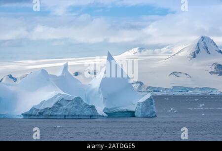 Naviguer parmi d'énormes icebergs, y compris le plus grand jamais B-15, calé de la plate-forme de glace Ross de l'Antarctique, Banque D'Images