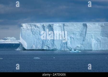 Naviguer parmi d'énormes icebergs, y compris le plus grand jamais B-15, calé de la plate-forme de glace Ross de l'Antarctique, Banque D'Images