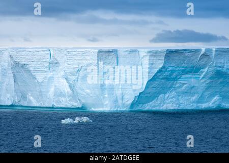 Naviguer parmi d'énormes icebergs, y compris le plus grand jamais B-15, calé de la plate-forme de glace Ross de l'Antarctique, Banque D'Images