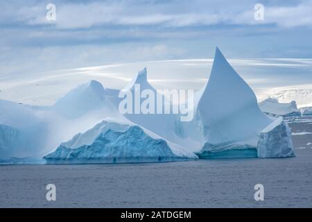 Naviguer parmi d'énormes icebergs, y compris le plus grand jamais B-15, calé de la plate-forme de glace Ross de l'Antarctique, Banque D'Images