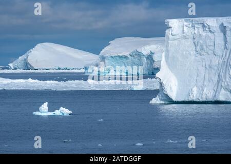 Naviguer parmi d'énormes icebergs, y compris le plus grand jamais B-15, calé de la plate-forme de glace Ross de l'Antarctique, Banque D'Images