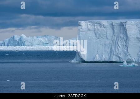 Naviguer parmi d'énormes icebergs, y compris le plus grand jamais B-15, calé de la plate-forme de glace Ross de l'Antarctique, Banque D'Images