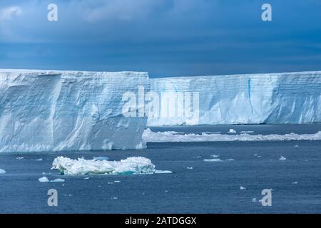 Naviguer parmi d'énormes icebergs, y compris le plus grand jamais B-15, calé de la plate-forme de glace Ross de l'Antarctique, Banque D'Images