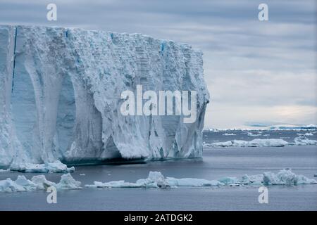 Naviguer parmi d'énormes icebergs, y compris le plus grand jamais B-15, calé de la plate-forme de glace Ross de l'Antarctique, Banque D'Images