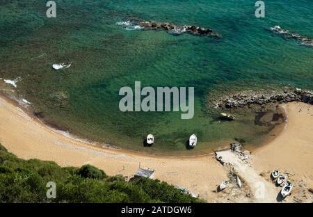 Vue sur la plage de sable sur l'île grecque de Corfou Banque D'Images