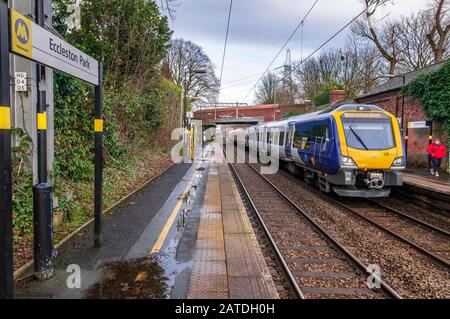 Gare d'Eccleston Park. Gare d'Eccleston Park, St.Helens. Train électrique classe 331. UEM Banque D'Images