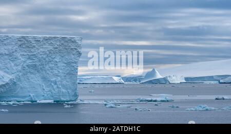 Naviguer parmi d'énormes icebergs, y compris le plus grand jamais B-15, calé de la plate-forme de glace Ross de l'Antarctique, Banque D'Images