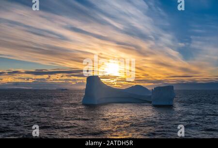 Coucher de soleil Goergeous sur des icebergs géants et de superbes paysages polaires le long de la côte de la péninsule Antarctique Banque D'Images