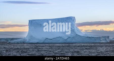 Coucher de soleil Goergeous sur des icebergs géants et de superbes paysages polaires le long de la côte de la péninsule Antarctique Banque D'Images