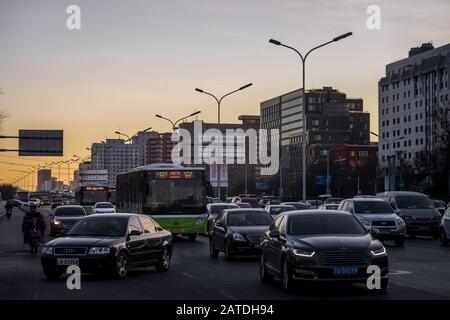 Beijing, Chine - 28 décembre 2018: Vue profonde d'un lourd embouteillage à Beijing, une ville couverte de smog, quand l'alerte de smog est passée à l'orange, "dangereux". Banque D'Images
