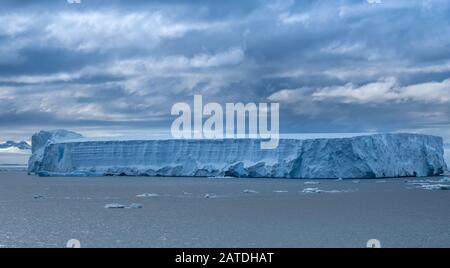 Naviguer parmi d'énormes icebergs, y compris le plus grand jamais B-15, calé de la plate-forme de glace Ross de l'Antarctique, Banque D'Images