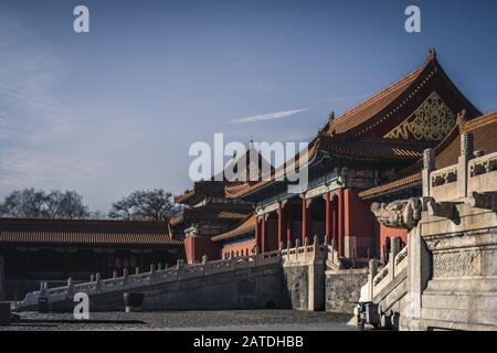 Cité Interdite À Beijing. Vue sur une salle de prière traditionnelle dans un mur rouge et des colonnes et des ornements typiques de toit. Banque D'Images