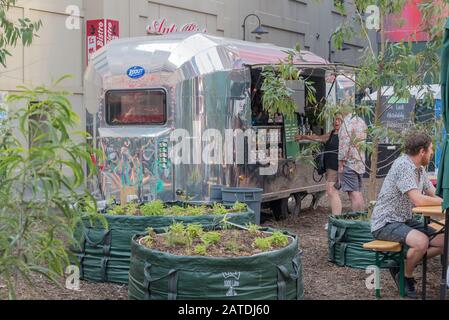 Un café pop-up et un café en plein air sur un parking inutilisé dans Little Bourke Street, Melbourne. Les arbres à eucalyptus indigènes et les lits de jardin surélevés sont inclus Banque D'Images