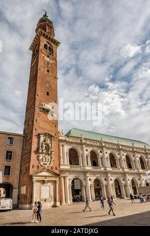 Torre Bissara, tour de l'horloge, 12e siècle, Basilique palladienne, Piazza dei Signori, à Vicenza, Vénétie, Italie Banque D'Images