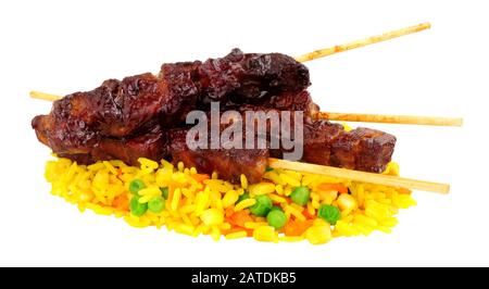 Brochettes de porc collantes et riz végétal isolées sur fond blanc Banque D'Images