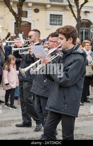 Des membres de l'orchestre de marche à la célébration Madonna che Scappa le dimanche de Pâques à la Piazza Garibaldi à Sulmona, Abruzzo, Italie Banque D'Images