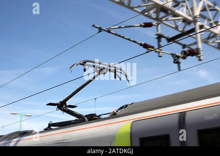 Un pantographe sur un train de voyageurs London Northwestern Electric à unités multiples, Milton Keynes. Banque D'Images