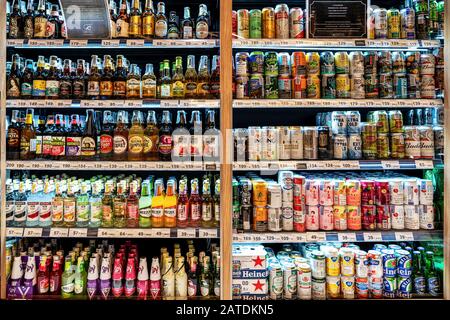 Thaïlande, Phuket Patong, 1er janvier 2020 : bière, cocktails et diverses boissons alcoolisées sur le comptoir du magasin Banque D'Images