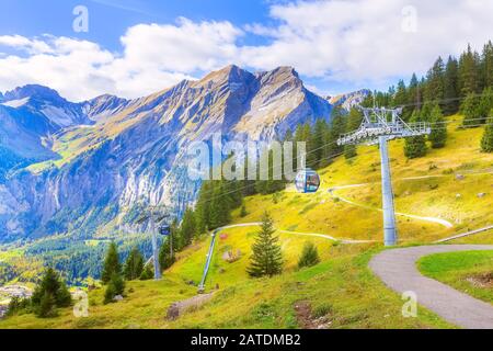 Kandersteg, Suisse - 17 octobre 2019 : cabine de téléphérique pour la gare du lac Oeschinensee, panorama des Alpes bernoises Banque D'Images