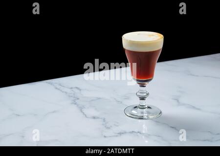 Un verre de cocktail espresso martini sur une table en marbre avec un espace pour le texte Banque D'Images