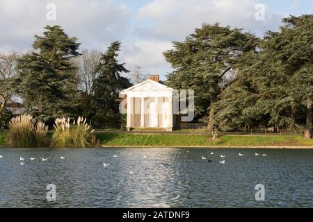 Gunnersbury Park Temple Et Round Pond, Gunnersbury Park House, Popes Lane, Londres, Royaume-Uni Banque D'Images