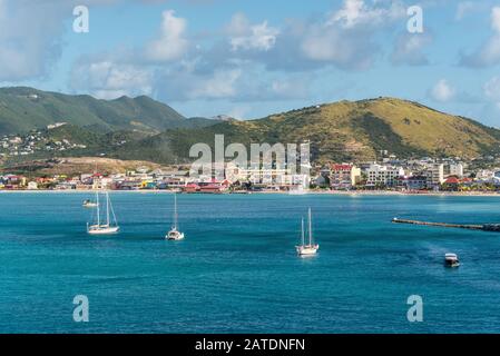 Philipsburg, Saint-Martin - 17 décembre 2018 : yacht dans une baie en face de la plage de sable vue du quai du port de Philipsburg, la ville principale Banque D'Images