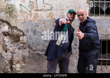 Les supporters de football vêtus de vert célèbrent le succès de l'équipe locale, C.S. Constantine dans la ligue nationale. Constantine Dans Le Nord De L'Algérie. Banque D'Images