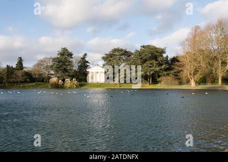 Gunnersbury Park Temple Et Round Pond, Gunnersbury Park House, Popes Lane, Londres, Royaume-Uni Banque D'Images