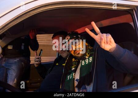 Les supporters de football vêtus de vert célèbrent le succès de l'équipe locale, C.S. Constantine dans la ligue nationale. Constantine Dans Le Nord De L'Algérie. Banque D'Images