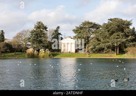 Gunnersbury Park Temple Et Round Pond, Gunnersbury Park House, Popes Lane, Londres, Royaume-Uni Banque D'Images