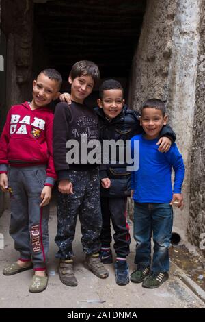 L'avenir de l'Algérie est dans ses enfants. Dans la casbah de Constantine, les enfants sympathiques posent pour des photos à Constantine, dans le nord de l'Algérie. Banque D'Images