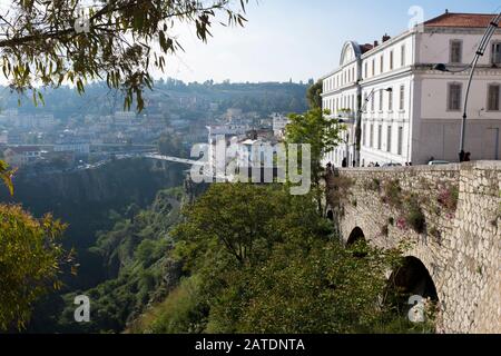 Les ponts reliant les deux côtés de la gorge à la casbah sont une caractéristique célèbre de Constantin, une ville ancienne dans le nord de l'Algérie. Banque D'Images